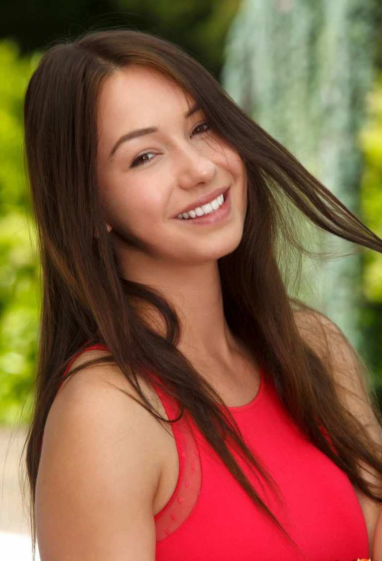 Девушка в платье без трусиков раздевается у папика