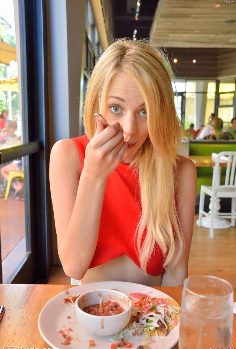 Под юбкой блондинки виднелась её обнажённая кожа.