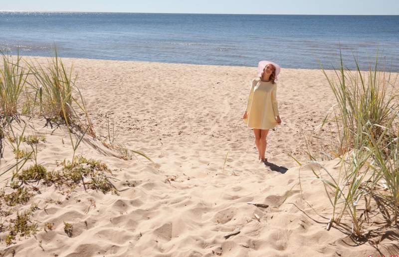 Показала манду на пустынном пляже.