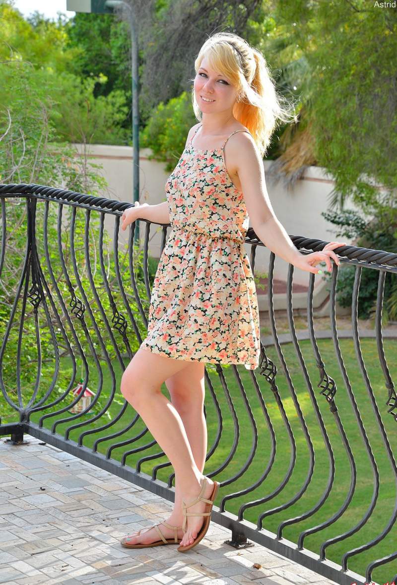 У девушки под платьем без трусиков ( 16 фото )