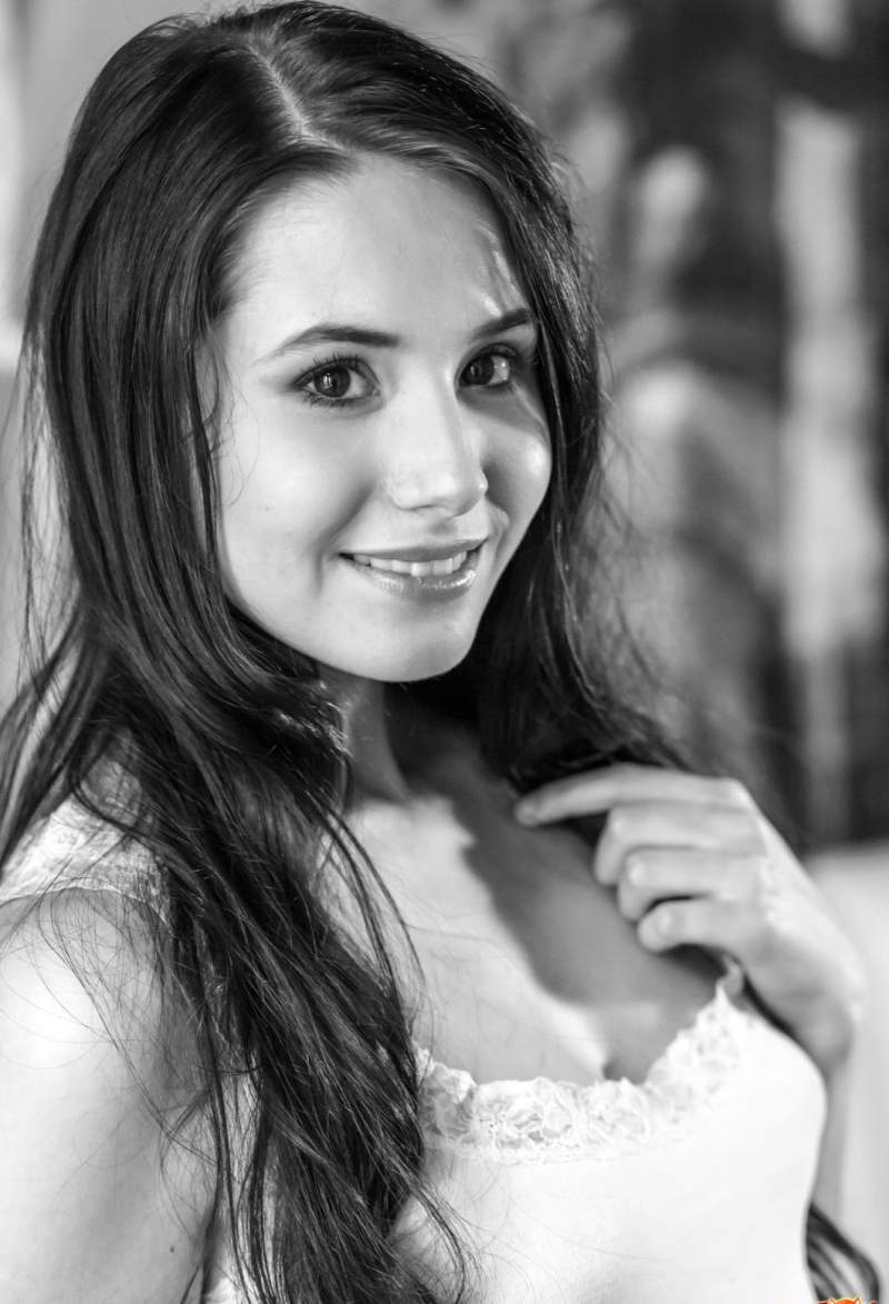 Длинноволосая брюнетка с шикарной голой попкой