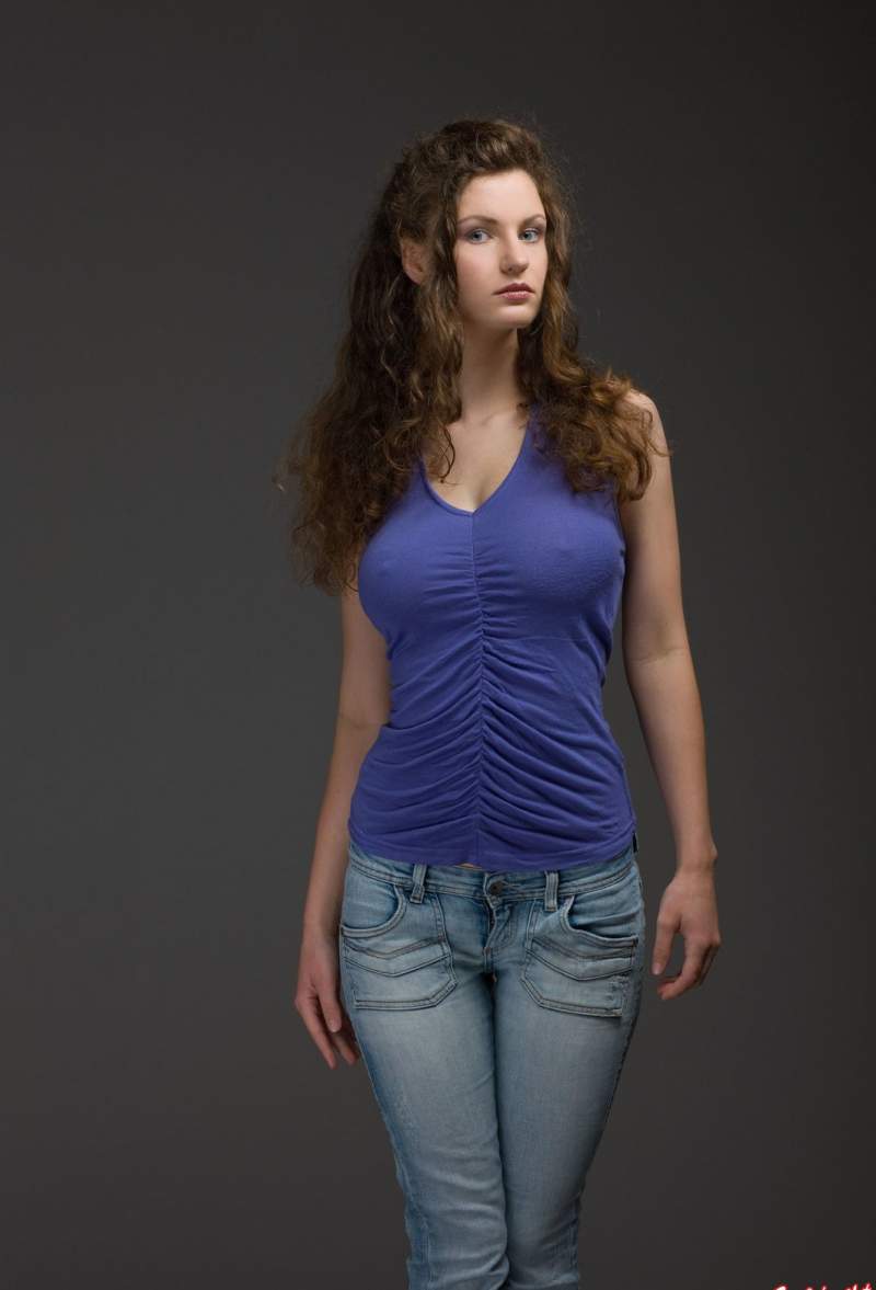 Джинсы и большие груди на фотографии.