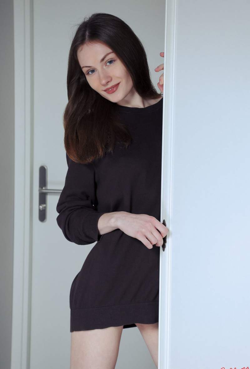 Сексуальная красотка оголяет киску на кухне