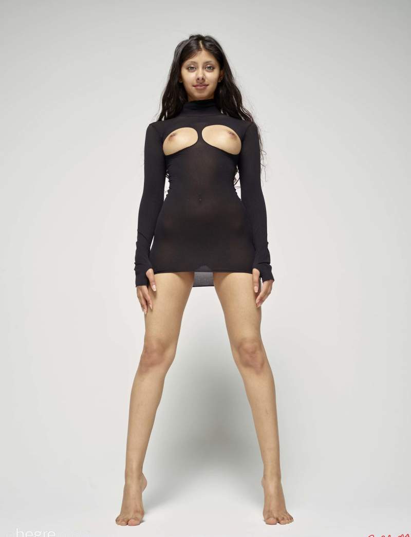 На фотографии изображена женщина из Пакистана, у которой в сосках есть пирсинг.