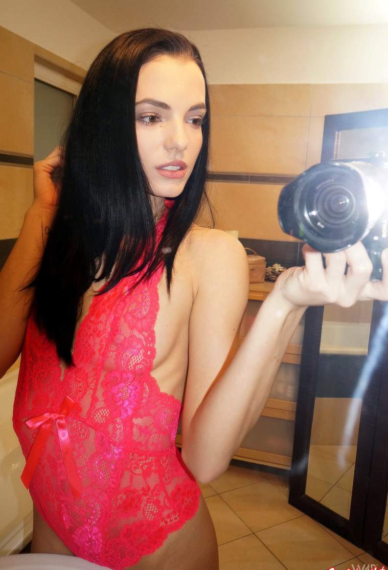 Селфи красотки в ванной на фото