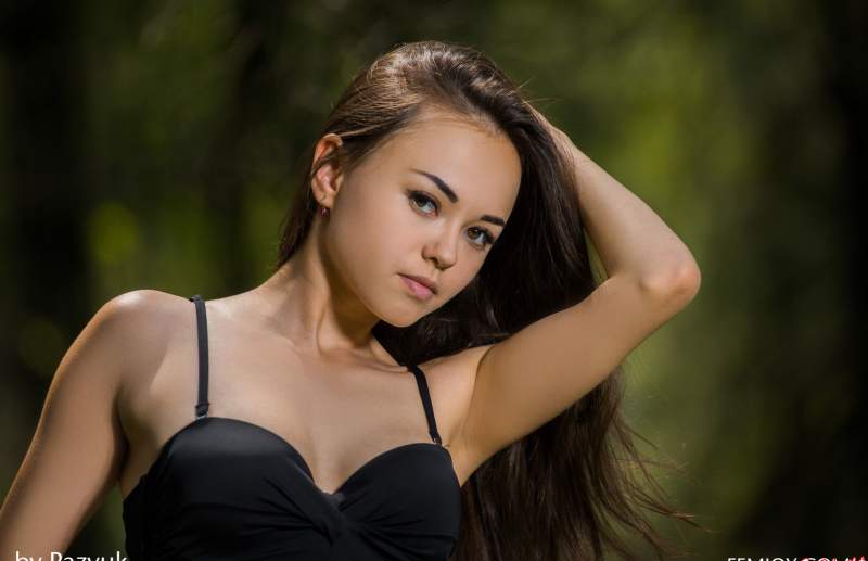 Эротические фото азиатки в лесу: страсть и обнажение