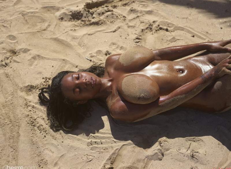 Фото 20-летней негритянки на пляже — большая грудь и попа