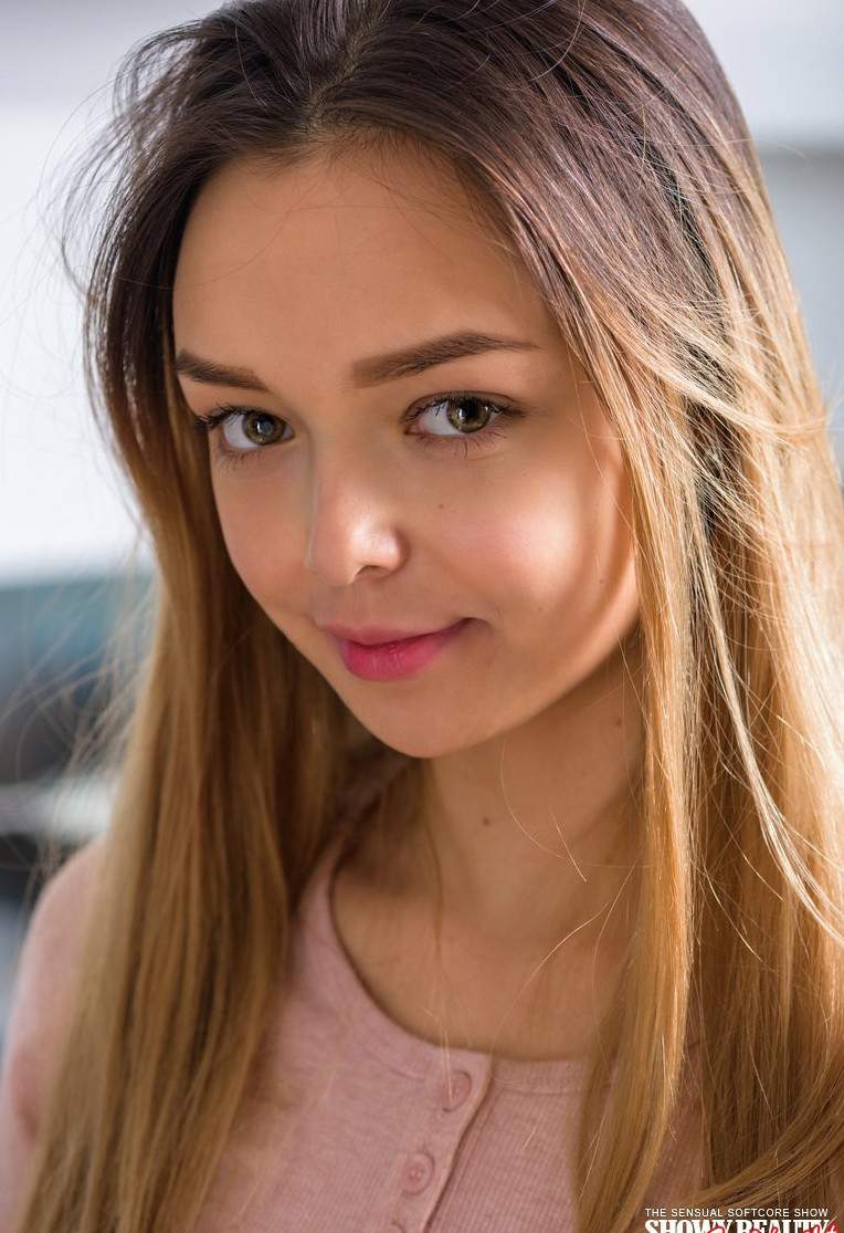 Сочная первокурсница в муке покажет аппетитную попку