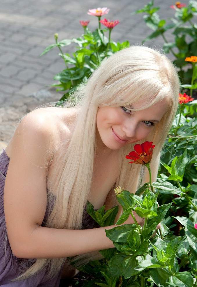 Милашка без трусиков под платьем - фото