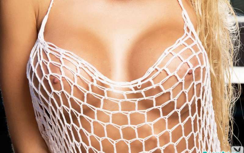 Фото влажной киски с тугими титьками