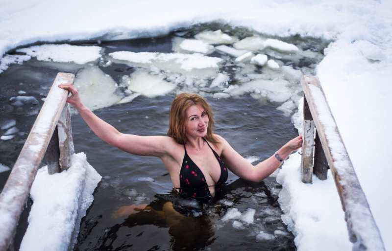 Девушки купаются в проруби