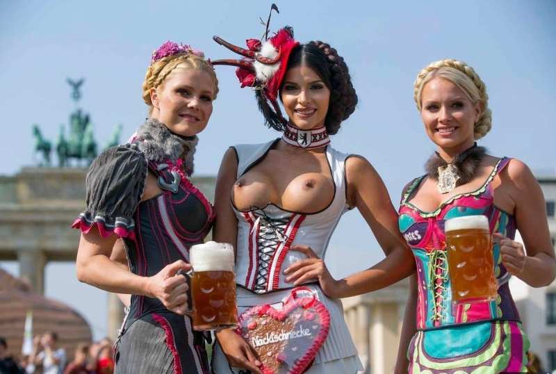 Девушки в национальных костюмах