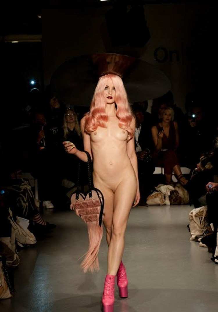 Голые модели на подиуме