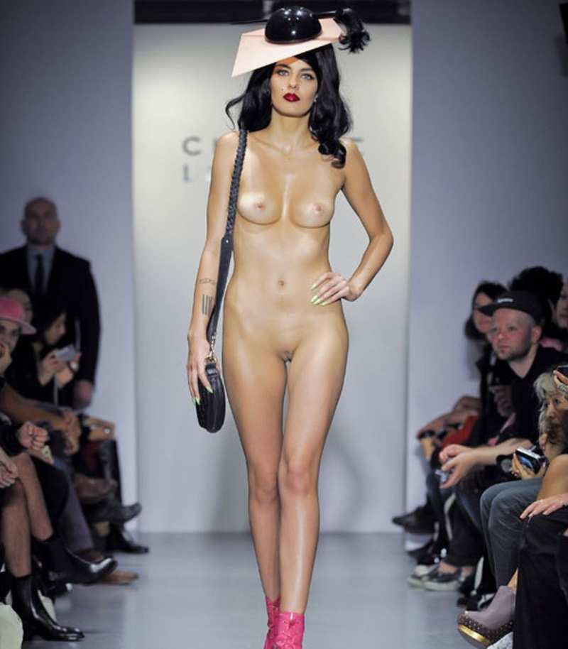 Голые модели на подиуме