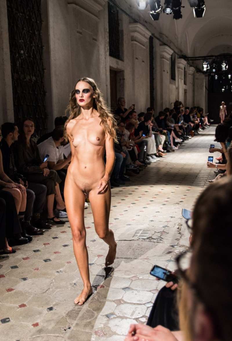 Разделась на показе частное