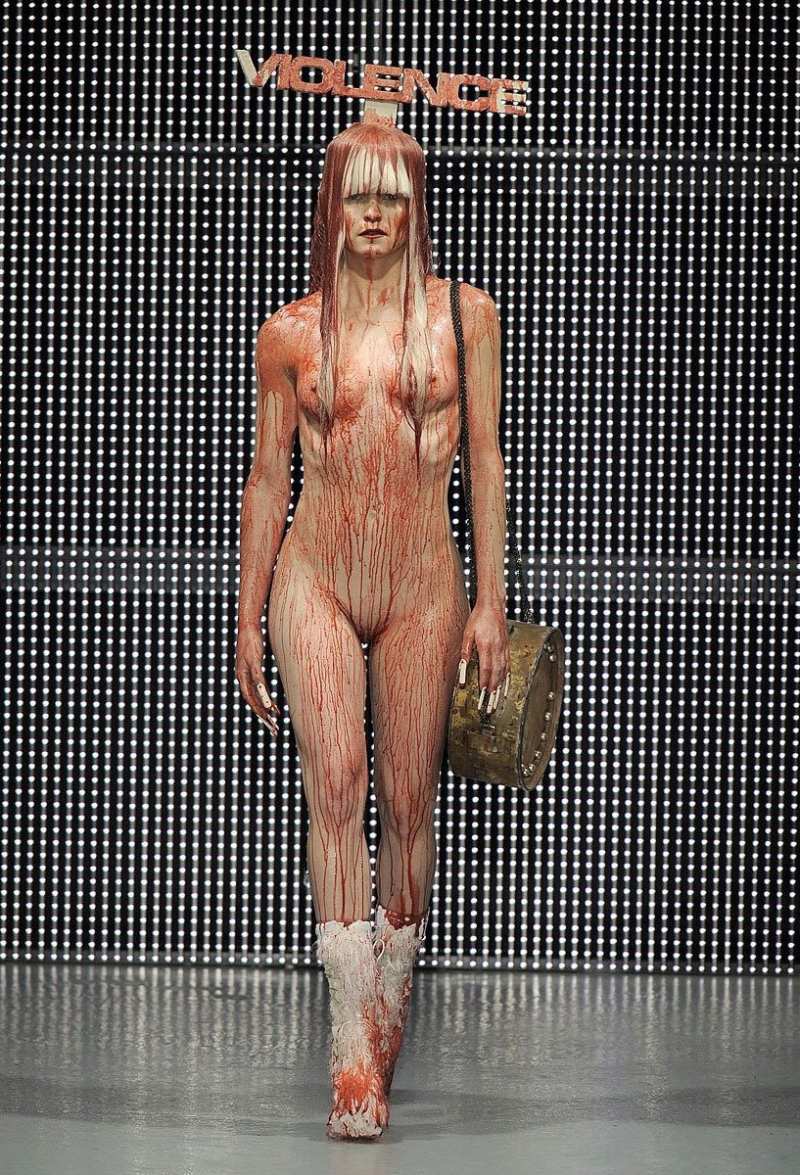 Голые манекенщицы за кулисами