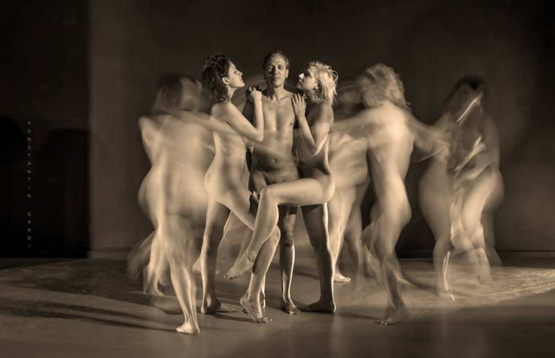 Голые в театре - 31 фото