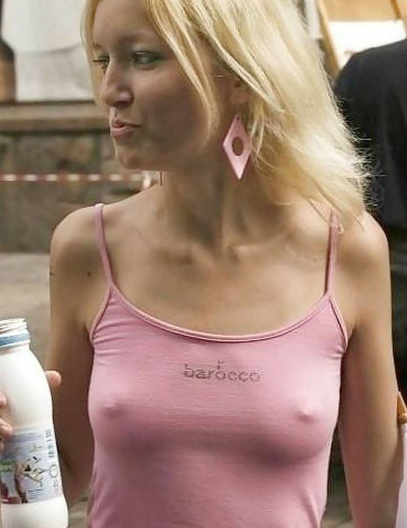 У девушки видно соски - фото