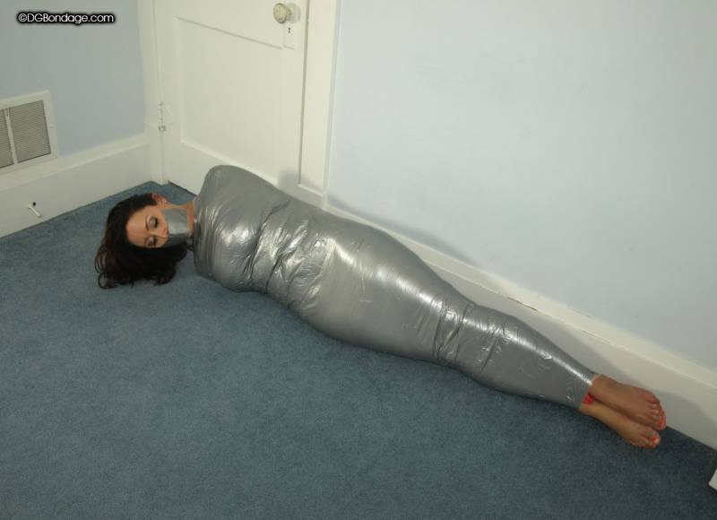 Девушки связанные скотчем ( 39 фото )