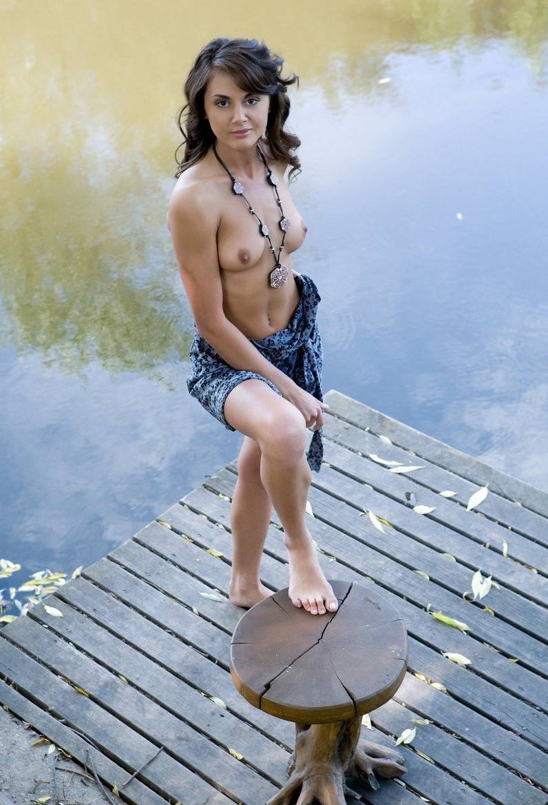 Голые женщины с босыми ногами