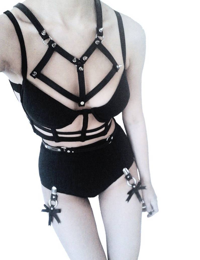 Голые девчонки в портупее