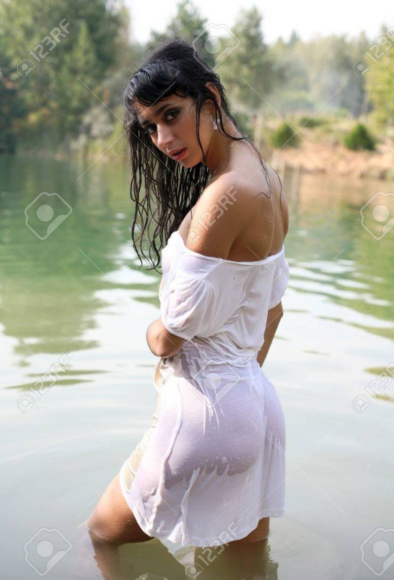 Ария Джиованни в прозрачном платье