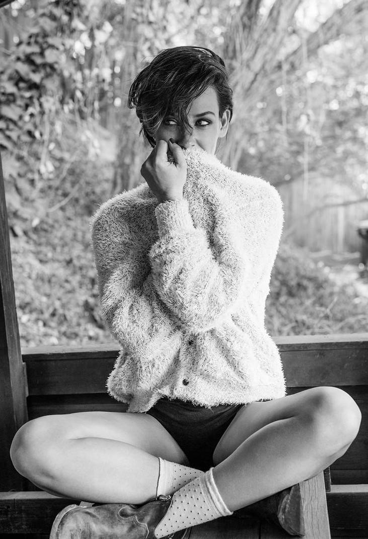 Шарлиз Терон в свитере